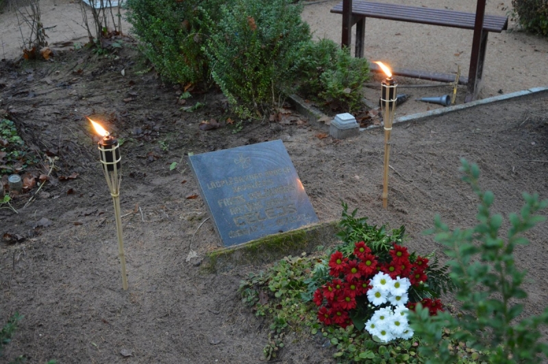 Limbažos, aizdedzot svecītes, godina Latvijas brīvības cīnītājus