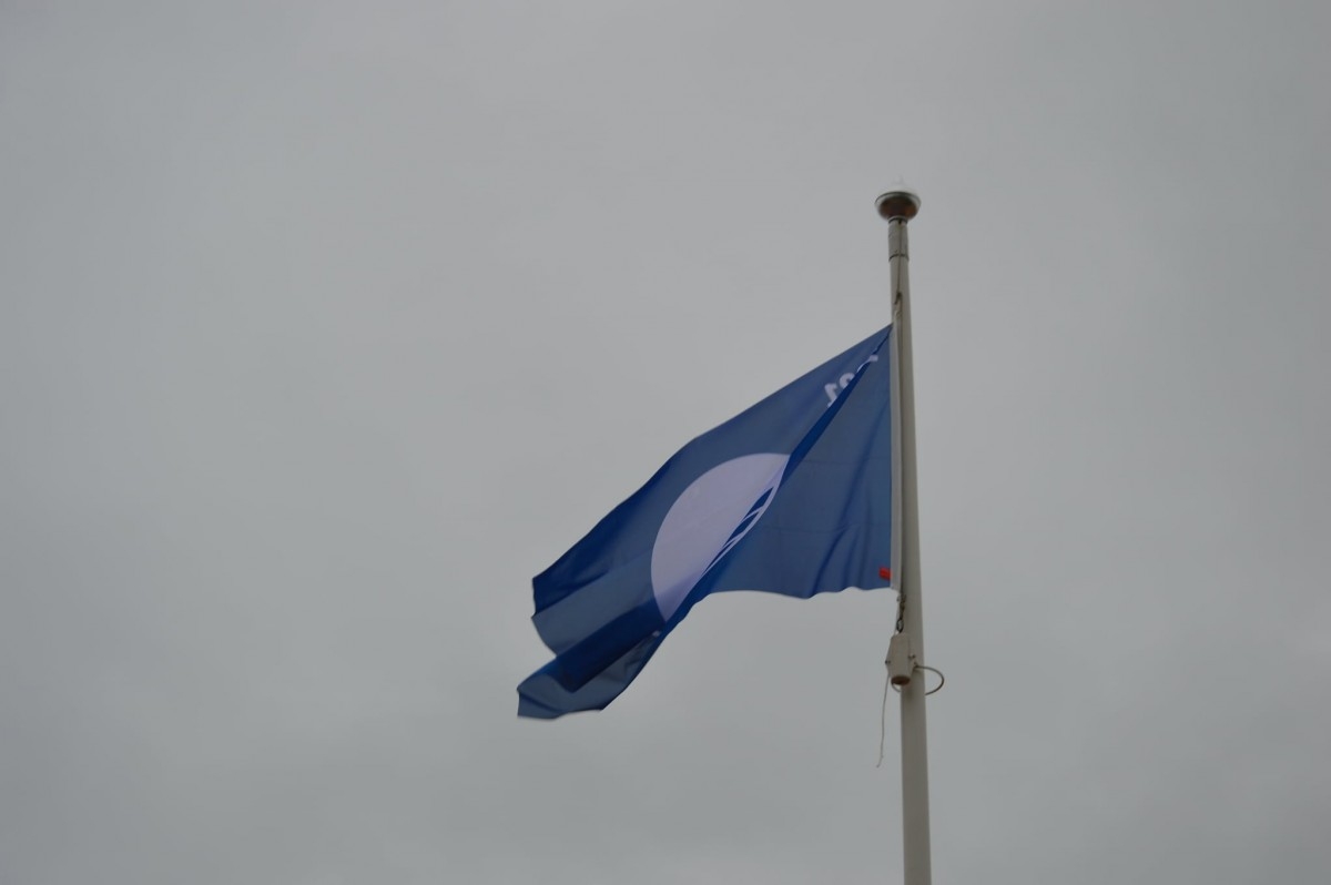 Limbažu Lielezera pludmalē pacelts Zilais karogs!